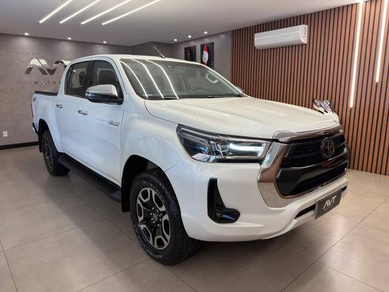 TOYOTA HILUX 2.8 D-4D TURBO DIESEL CD SRX 4X4 AUTOMÁTICO